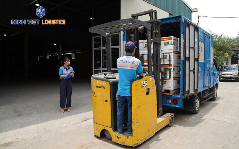 Minh Việt Logistics cung cấp dịch vụ nâng hạ, kiểm duyệt, vận chuyển hàng hóa uy tín tại Hà Nội